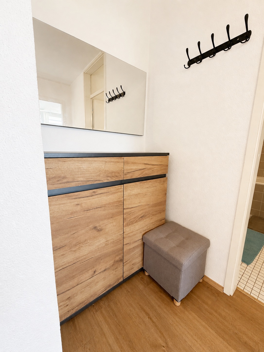 Eingangsbereich mit Garderobe und Spiegel